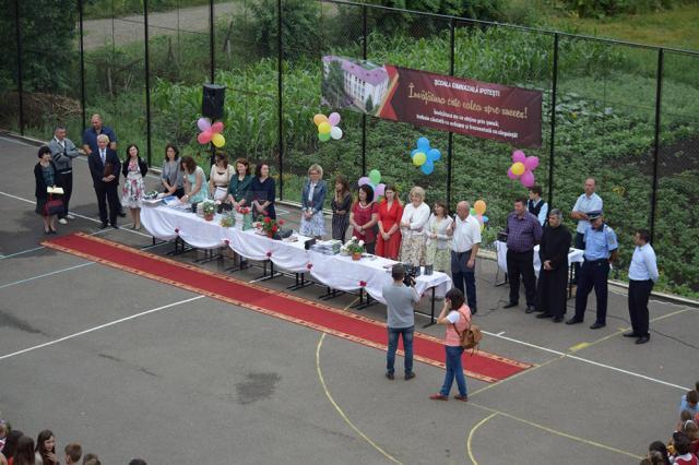 Preotul din Ipotești a oferit câte 500 de lei celor mai silitori elevi din comună