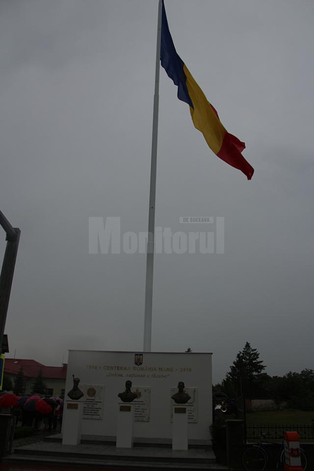 Un steag urias, de paza grupului statuar dedicat centenarului unirii