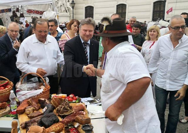 Primarul Vienei a gustat din preparatele tradiţionale ale gastronomiei bucovinene