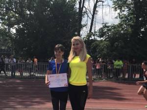 Proaspăta medaliată de la Naţionale, alături de antrenoarea Elena Erzilia Ţîmpău