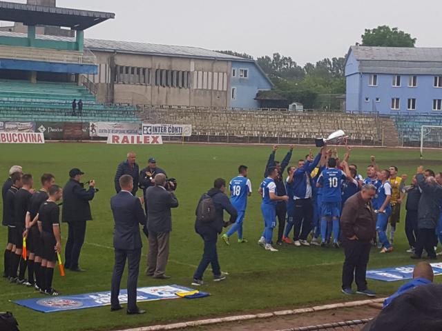 Fotbaliștii de la Viitorul Liteni sărbătoresc câștigarea trofeului Cupa României