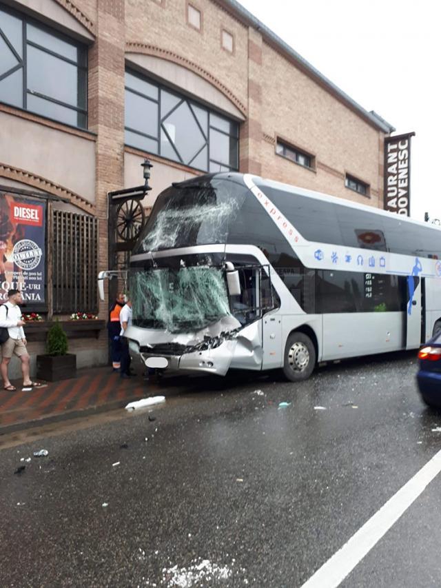 Primele cercetări arată că şoferul autocarului a frânat prea târziu