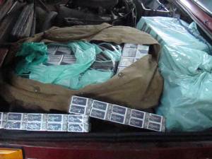 Poliţiştii de frontieră au descoperit sub capotă 470 de pachete de țigări marca Kent