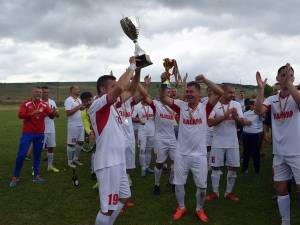 Fotbaliştii de la Muntenii de Sus sărbătorind calificarea la baraj