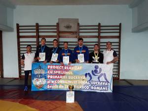 Cinci dintre medaliaţii de la CSM Suceava, alături de antrenorii Andrei Bolohan şi Valerică Gherasim