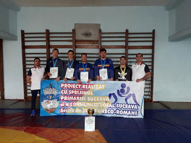 Cinci dintre medaliaţii de la CSM Suceava, alături de antrenorii Andrei Bolohan şi Valerică Gherasim