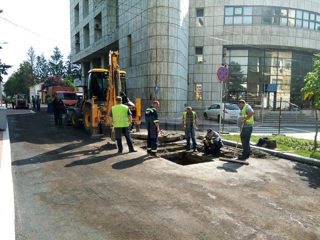 Zona centrală a Sucevei a rămas fără apă rece aproape 12 ore în urma lucrărilor de reabilitare a străzii Vasile Bumbac