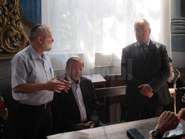 Preşedintele Gheorghe Flutur, primarul Ion Lungu şi directorul Emil Ursu, la „Marşul Vieţii” în Suceava