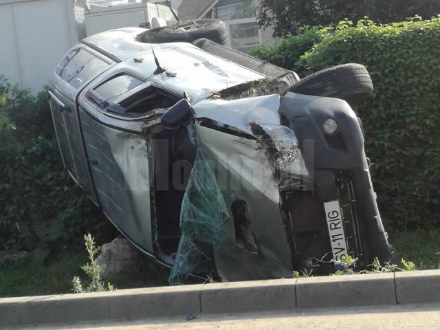 In urma impactului, autoutilitara Toyota s-a rasturnat in santul de la marginea drumului