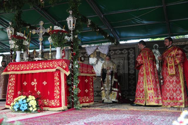 Racla cu moaştele Sfântului Ioan cel Nou de la Suceava, scoasă astăzi din biserică și așezată sub baldachinul din curtea mănăstirii