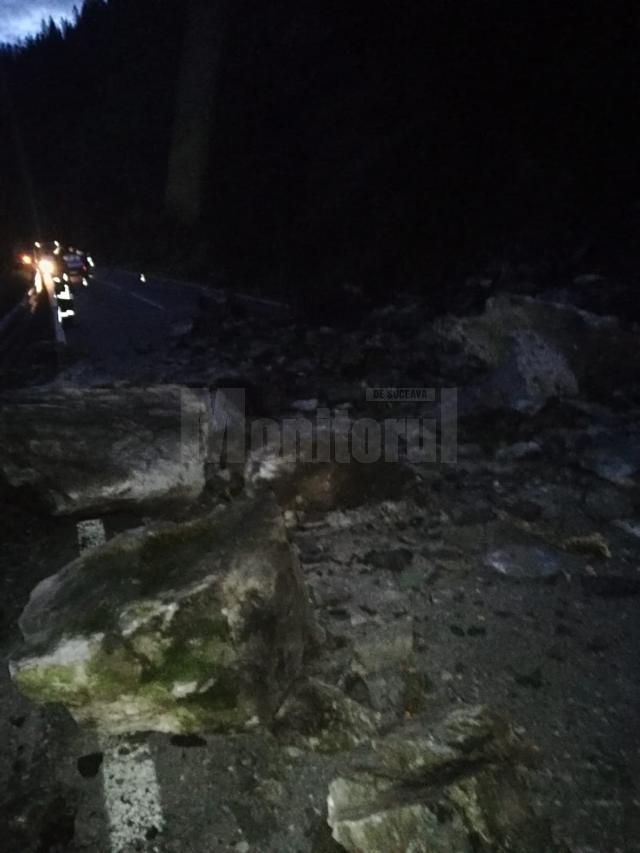 Drumul național Vatra Dornei - Crucea a fost blocat de pietre căzute de pe versant