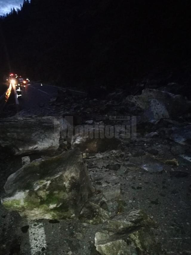 Drumul național Vatra Dornei - Crucea a fost blocat de stânci căzute de pe versant
