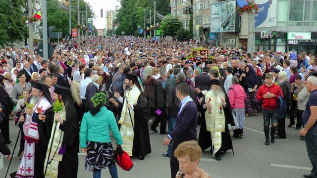 Șase ierarhi, un sobor impresionant de preoți și zeci de mii de pelerini şi localnici, la procesiunea de Sânziene