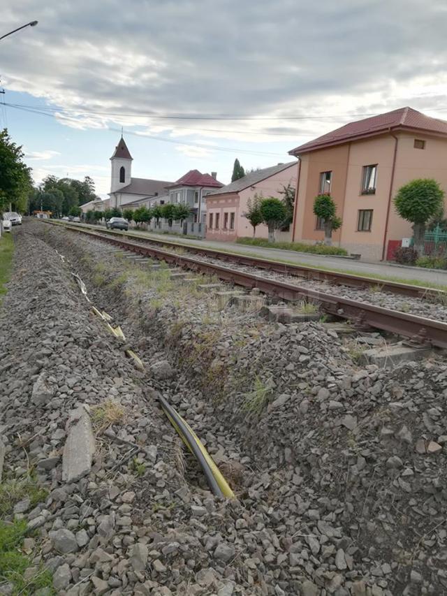 Lucrările la instalaţia SCB din zona centrală a municipiului Rădăuți Sursa foto: pagina de Facebook Calea ferată Dornești - Putna
