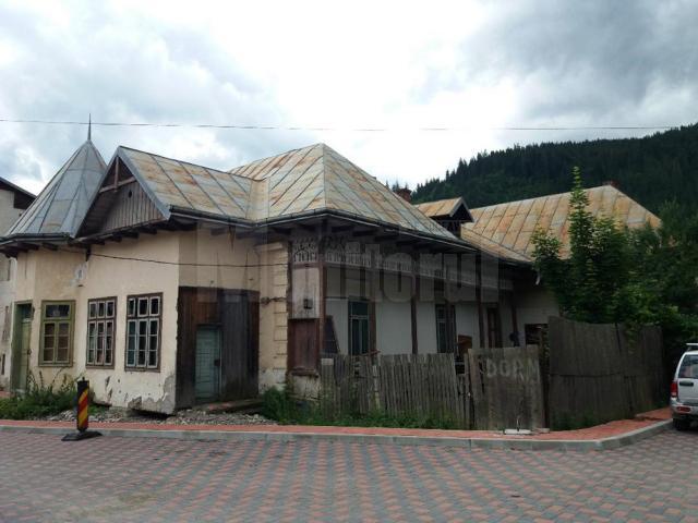 Datoriile la „Utilități și mediu” ale Primăriei Broșteni blochează transformarea unei școli în Muzeul „Ion Creangă”