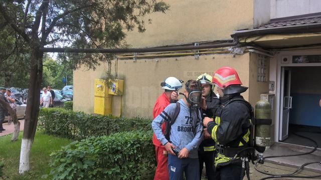 Pompierii au intervenit pentru a evacua toate persoanele din bloc