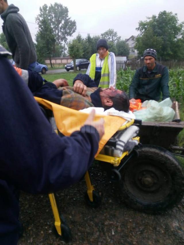 Tânărul bătut a fost transportat la ambulanţă cu o căruţă