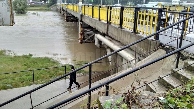 Lungu şi Harşovschi, acuzaţi de Cuşnir că obligă oamenii „să se deplaseze ca oile printr-o luncă înnămolită” pe pasajul de sub podul Burdujeni