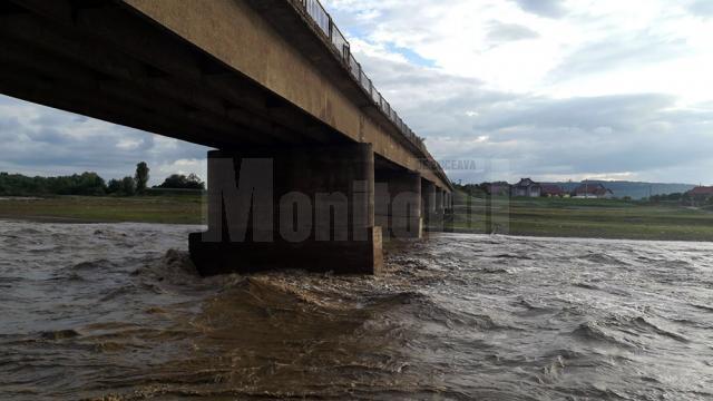 Podul de peste râul Suceava, la Milişăuţi, închis din cauza riscului de prăbuşire