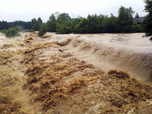 Apele învolburate ale Moldovei au străpuns digul de protecţie a stației de captare Berchișești