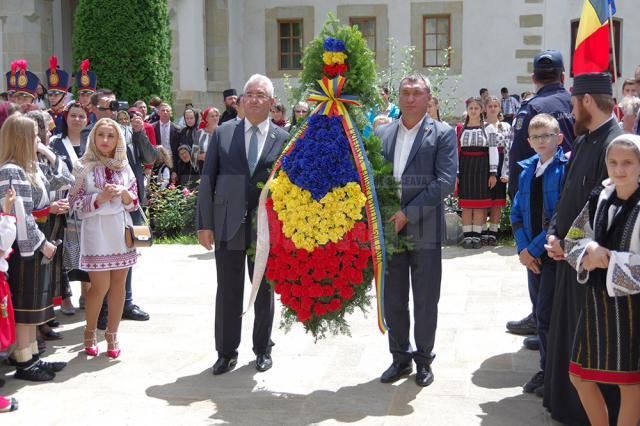 Coroană de flori din partea orașelor-cetăți înfrățite Suceava și Soroca, depusă la mormântul lui Ștefan cel Mare și Sfânt
