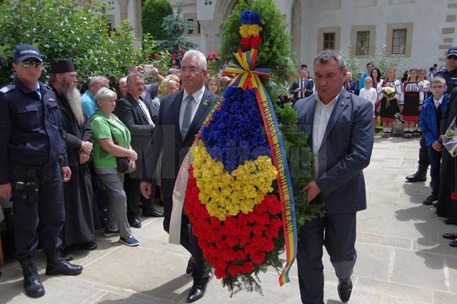 Coroană de flori din partea oraşelor-cetăţi înfrăţite, depusă la mormântul lui Ştefan cel Mare