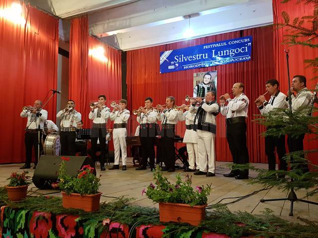 Concurenți la Festivalul-concurs de interpretare a folclorului muzical „Silvestru Lungoci”