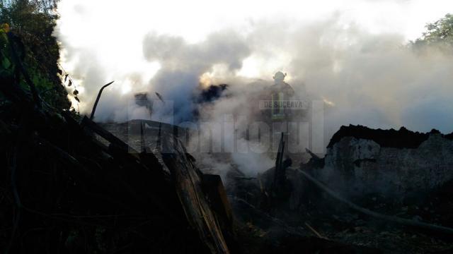 Un incendiu izbucnit dintr-un atelier de tâmplărie a distrus întreaga gospodărie a unei familii