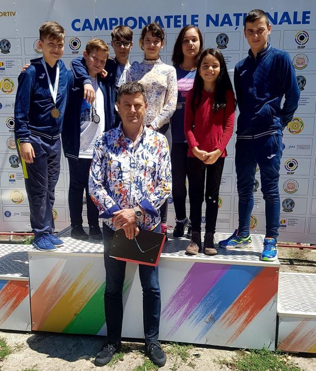 Antrenorul Ştefan Buiucliu alături de sportivii săi