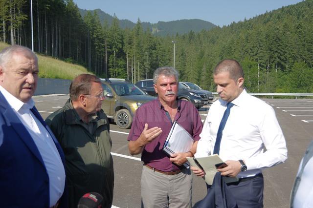 Ministrul Turismului (dreapta) nu mai acceptă nici o zi de întârziere a lucrărilor de la pârtia de schi de pe Rarău
