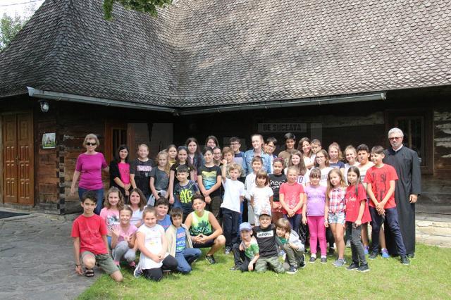 Preotul paroh Pascal Mitu, împreună cu copiii și tinerii din Tabăra "Micii iconari"