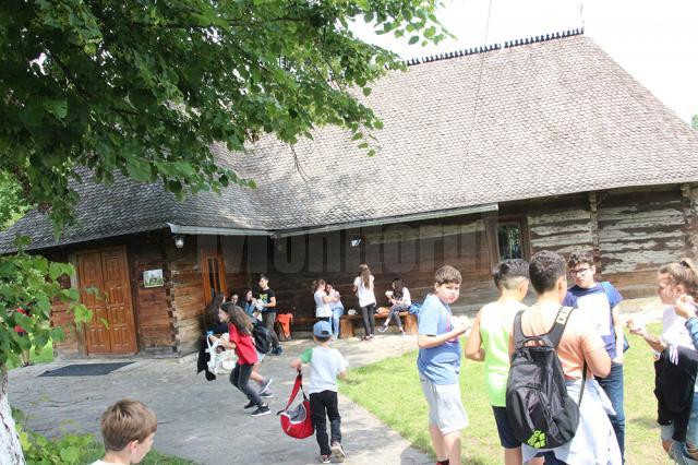 80 de elevi, în Tabăra de creaţie „Micii iconari”, ediţia a VIII-a, la Adâncata