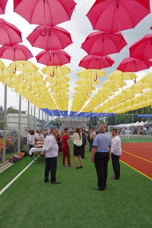 Cupola tricoloră formată din sute de umbrele roşii, galbene și albastre
