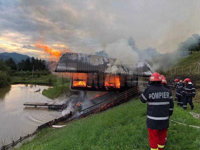 Casa de vacanţa a pădurarului Mihai Boşutar, incendiată intenţionat de cei doi Sursa foto: www.stirisuceava.net