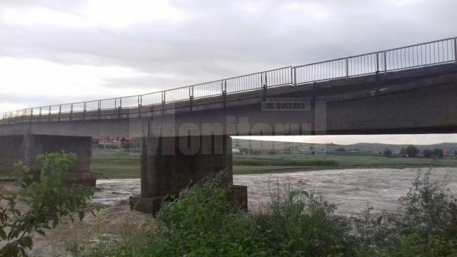 Podul din Milișauti, peste râul Suceava, a fost afectat de inundaţii