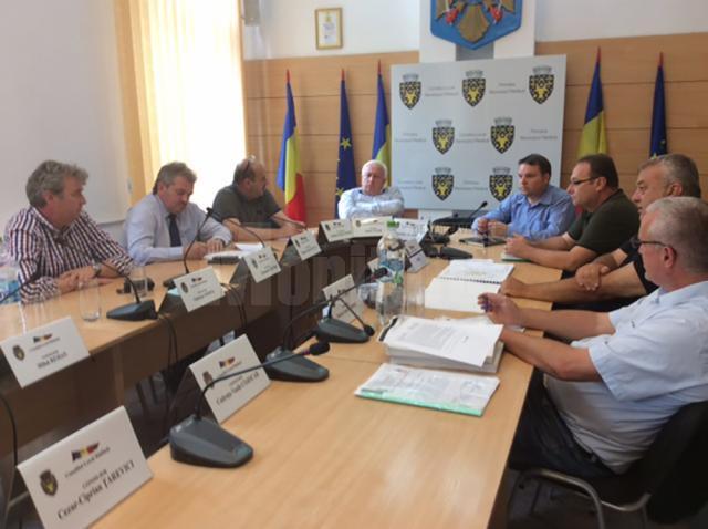 Întâlnirea a avut ca temă verificarea condiţiilor pentru începerea lucrărilor şi predarea amplasamentului pentru viitoarea şosea de centură a municipiului Rădăuţi