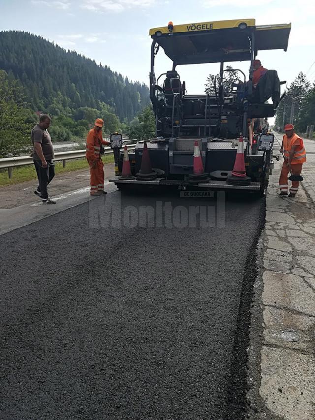 Lucrări de asfaltare începute ieri, pe DN 17A