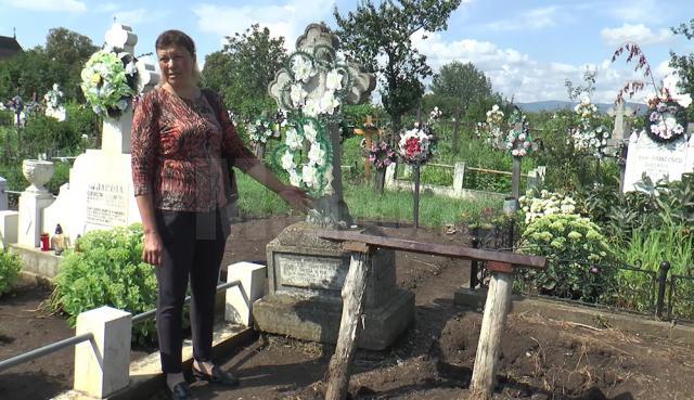 Una dintre cele doua cruci masive din beton a dispărut din cimitirul din Arbore