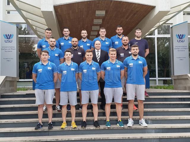 Echipa de handbal a USV, alături de conducerea instituției