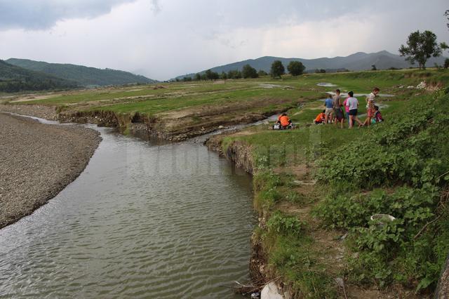 Un cotlon al râului Moldova, de regulă inofensiv, cu apă de cel mult jumătate de metru, s-a transformat, după precipitațiile abundente, în capcană mortală