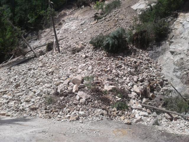 Drumul dintre Frasin și Broșteni a fost blocat la Holda de o alunecare de teren