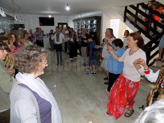 Un grup de belgieni a vizitat Muzeul Ouălor „Lucia Condrea” din Moldoviţa