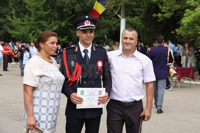 Alin, alături de părinţii săi