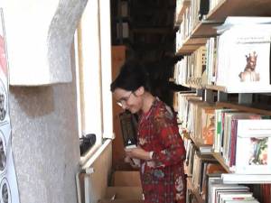 Bibliotecara Daniela Argatu, organizând cărţile primite