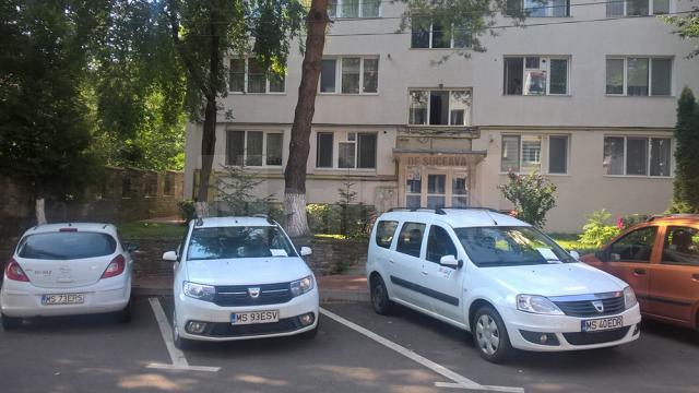 Masinile Delgaz, parcate ieri dimineaţă pe strada Ciprian Porumbescu
