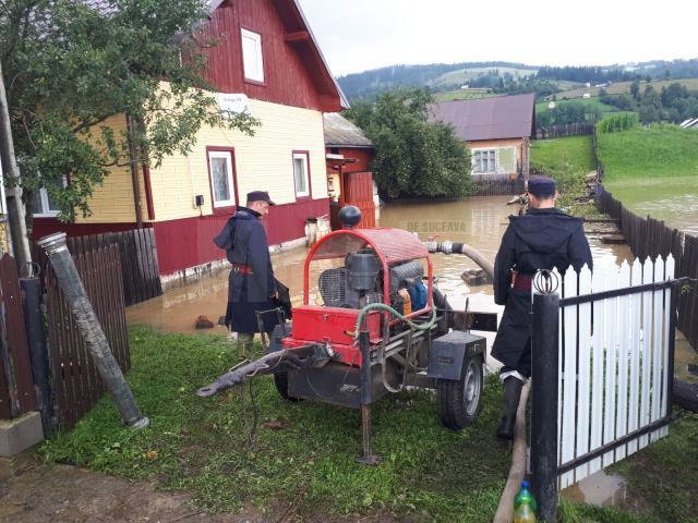 pompierii au actionat pentru scoaterea apei din 2 gospodarii din Vatra Moldovitei