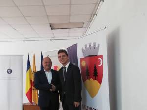 Ilie Boncheș alături de ministrul Victor Negrescu, după semnarea contractului de finanţare pentru modernizarea mai multor străzi din Vatra Dornei