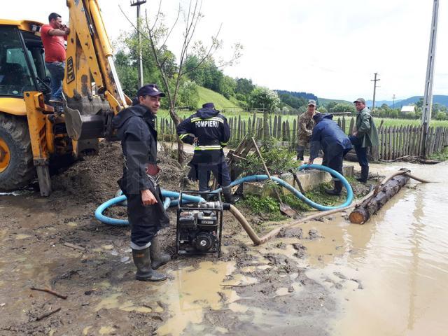 Intervenţii ale pompierilor pentru evacuarea apei din gospodării, în zona de munte