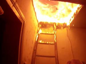 Incendiul a distrus casa unei femei de 66 de ani