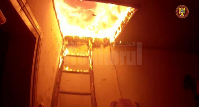 Incendiul a distrus casa unei femei de 66 de ani